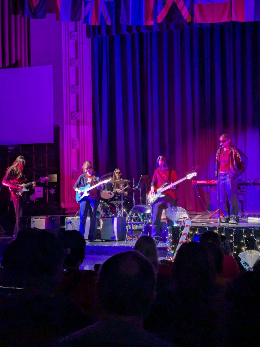 HSMSE’s rock band performing ”I Sat by the Ocean.”