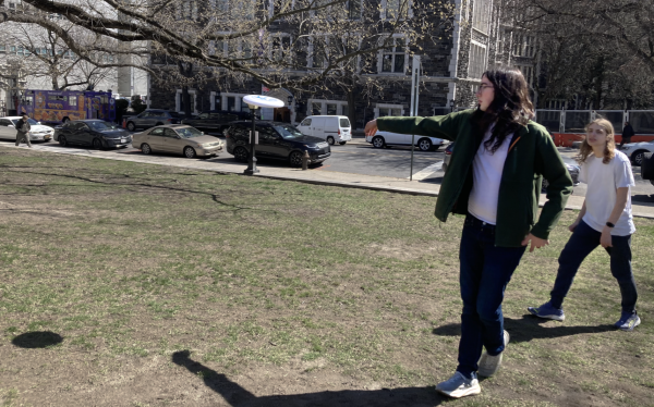 Robin Farquhar (’28) and Felix Quezada-York (’28) playing frisbee in the quad.